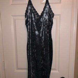 F21+ - SHORT VELVET DRESS